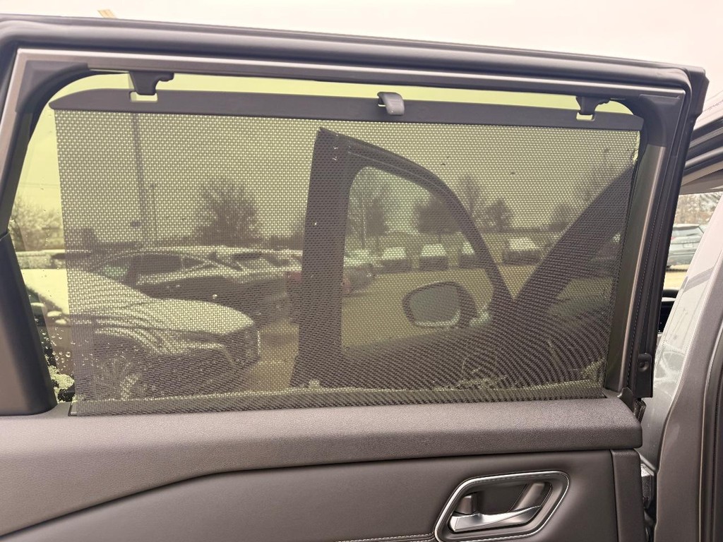 Nissan Rogue Vehicle Full-screen Gallery Image 21