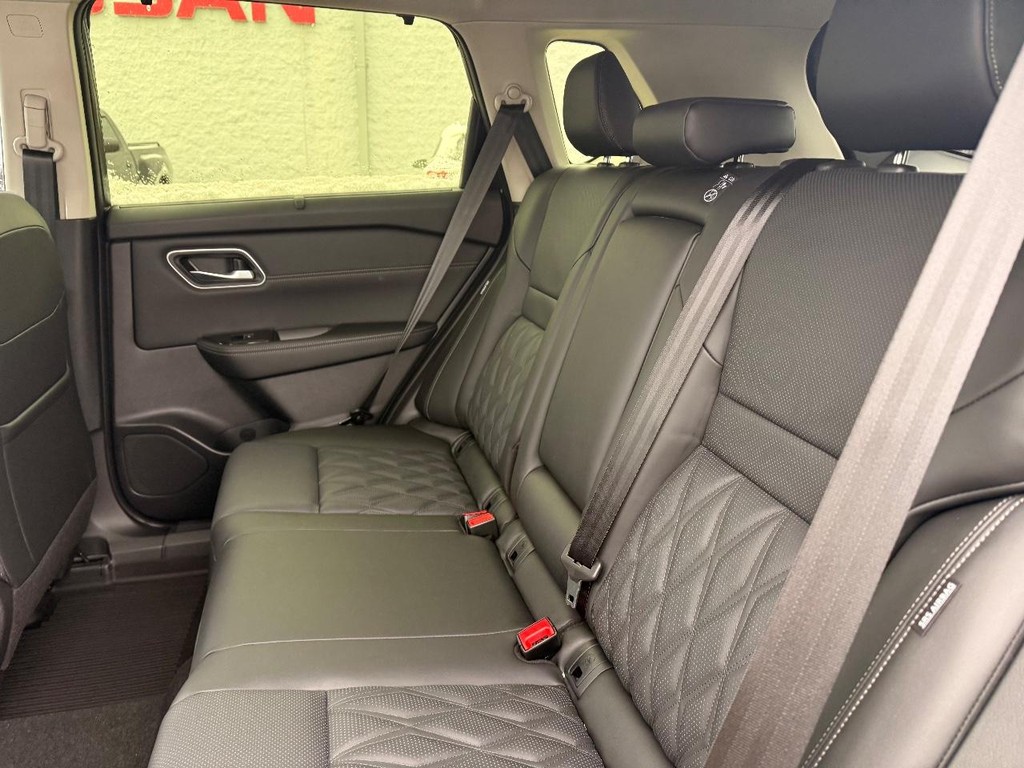 Nissan Rogue Vehicle Full-screen Gallery Image 22