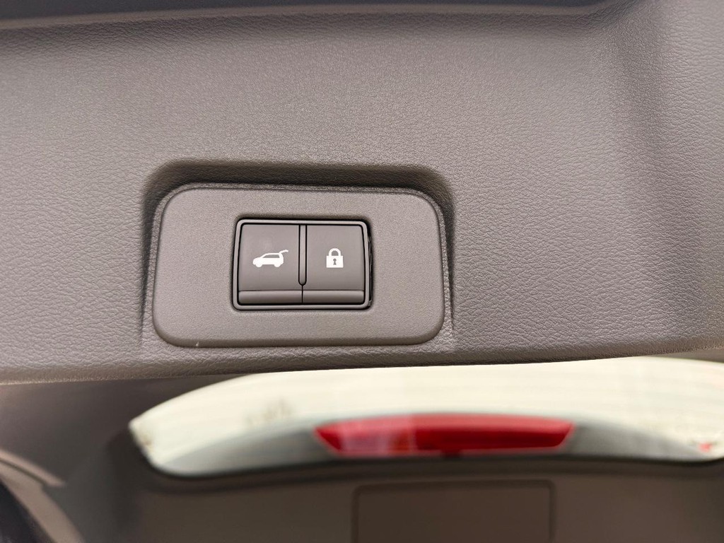 Nissan Rogue Vehicle Full-screen Gallery Image 23