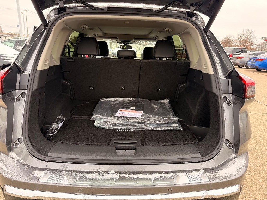 Nissan Rogue Vehicle Full-screen Gallery Image 24