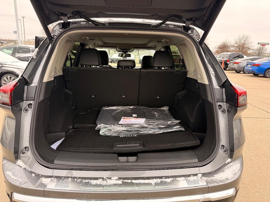 Nissan Rogue Vehicle Full-screen Gallery Image 25