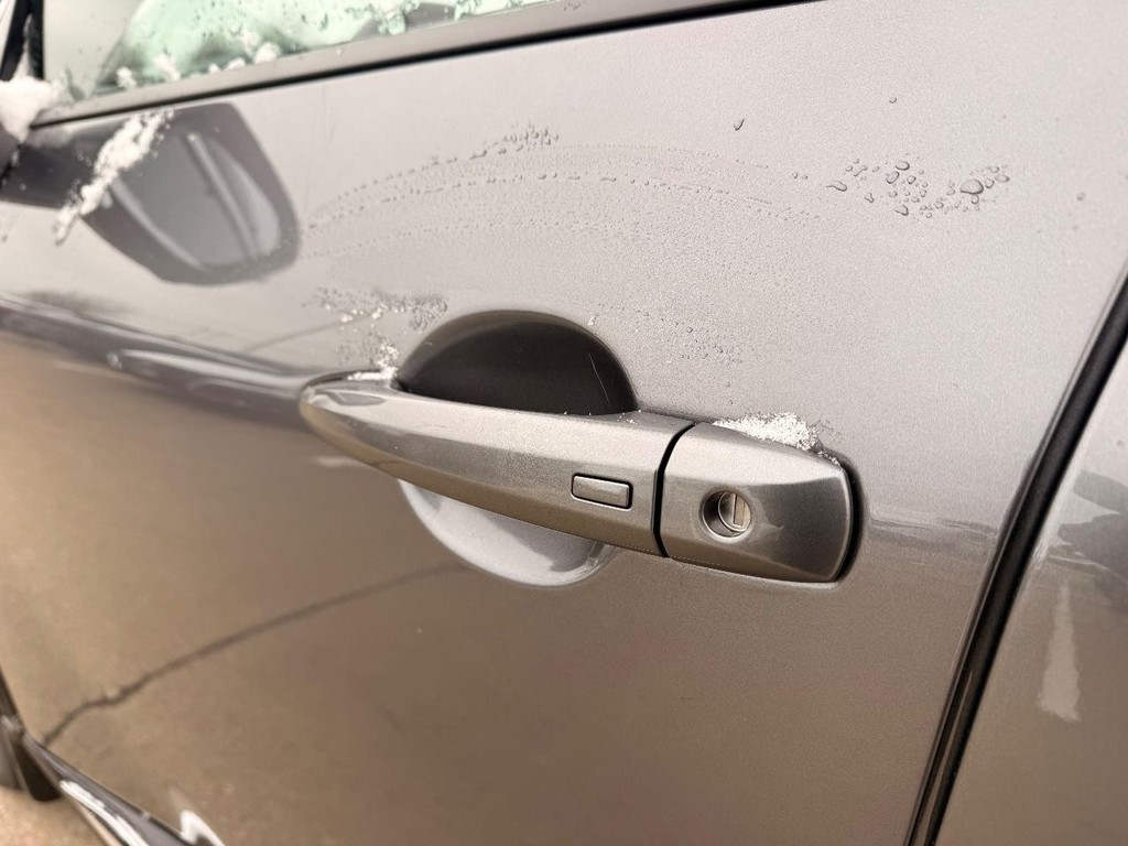 Nissan Rogue Vehicle Full-screen Gallery Image 27