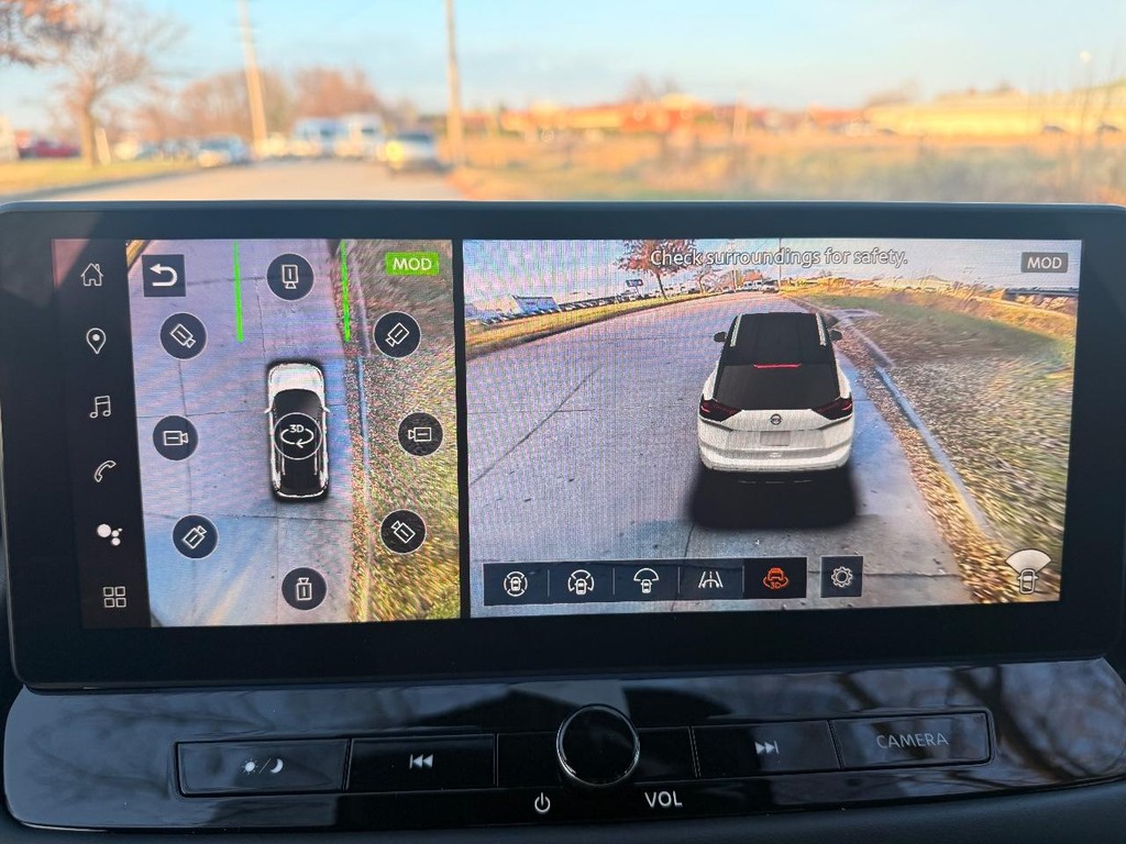 Nissan Rogue Vehicle Full-screen Gallery Image 03