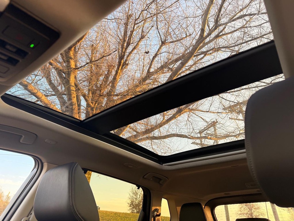 Nissan Rogue Vehicle Full-screen Gallery Image 04