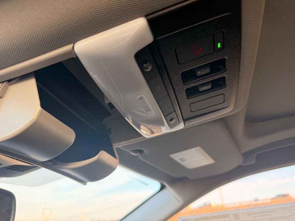 Nissan Rogue Vehicle Full-screen Gallery Image 05