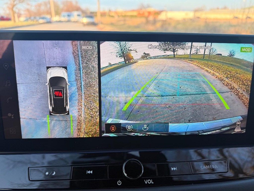 Nissan Rogue Vehicle Full-screen Gallery Image 06