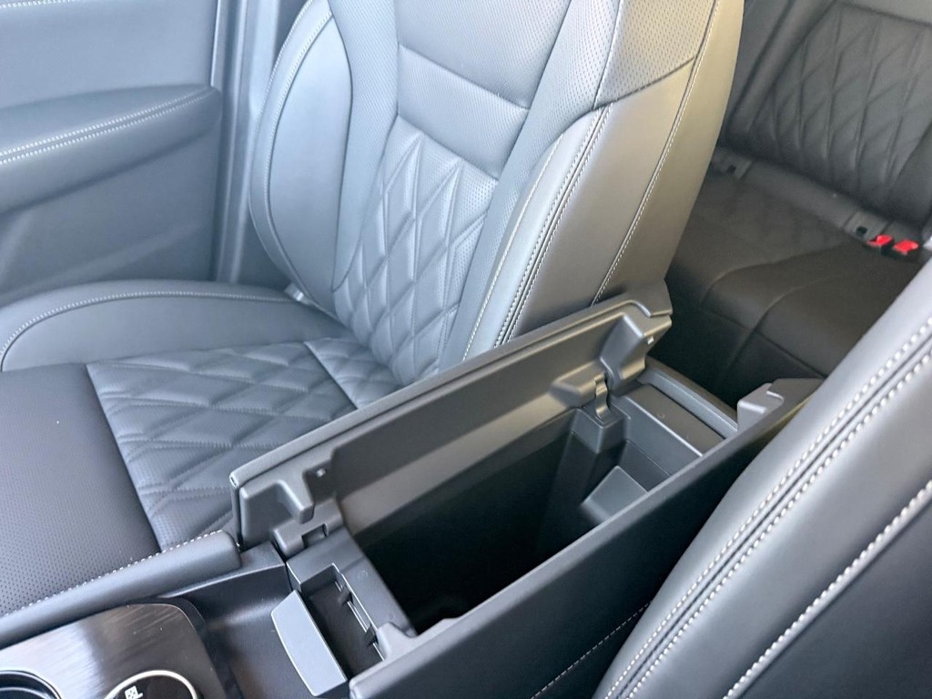 Nissan Rogue Vehicle Full-screen Gallery Image 07