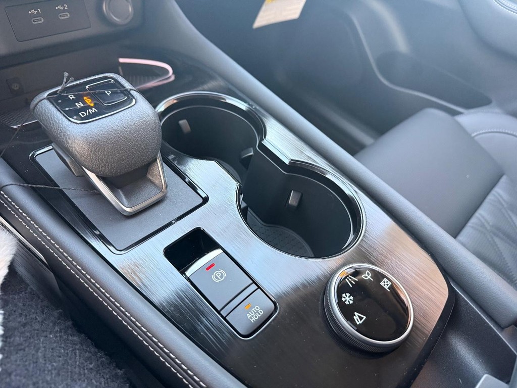 Nissan Rogue Vehicle Full-screen Gallery Image 08