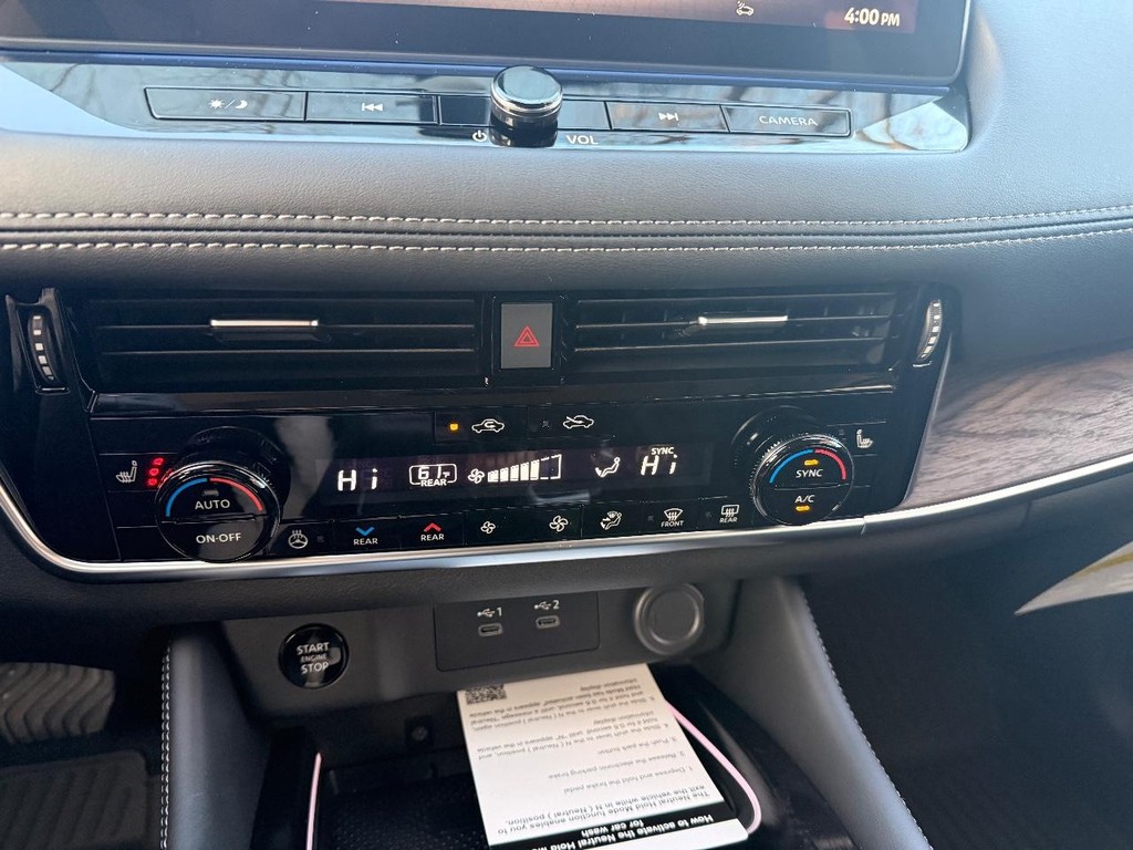 Nissan Rogue Vehicle Full-screen Gallery Image 09