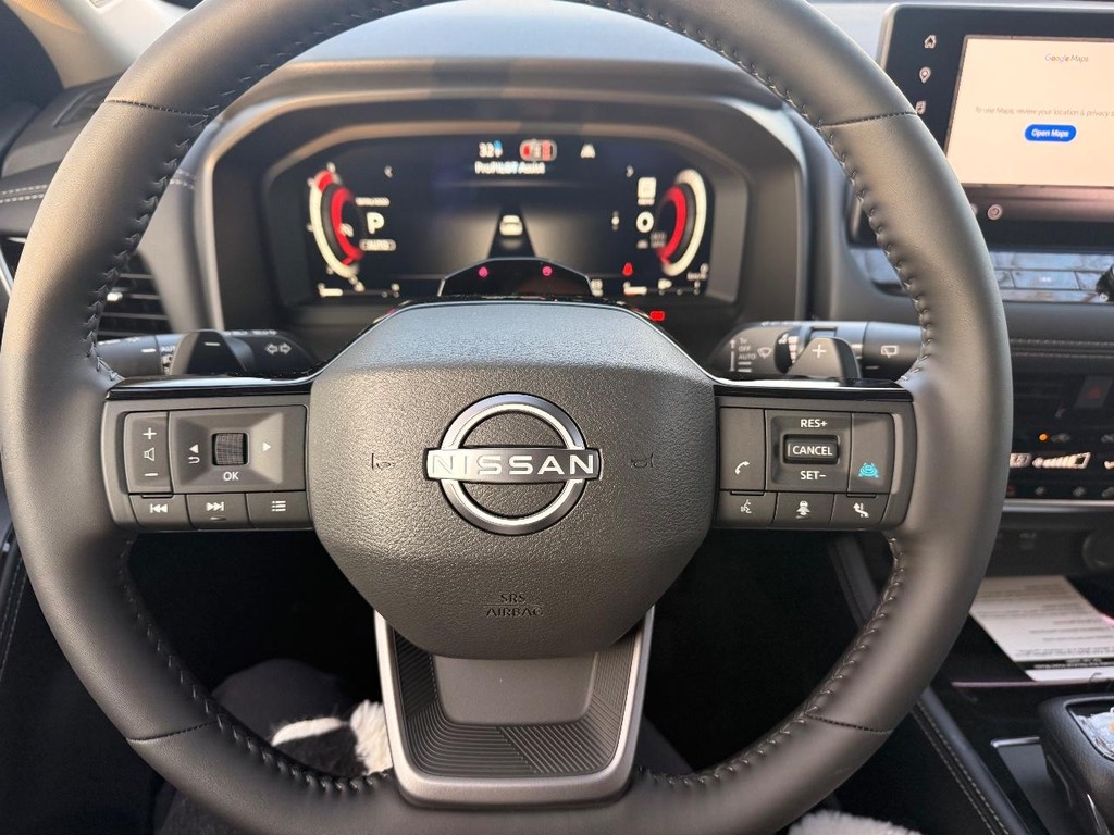 Nissan Rogue Vehicle Full-screen Gallery Image 12