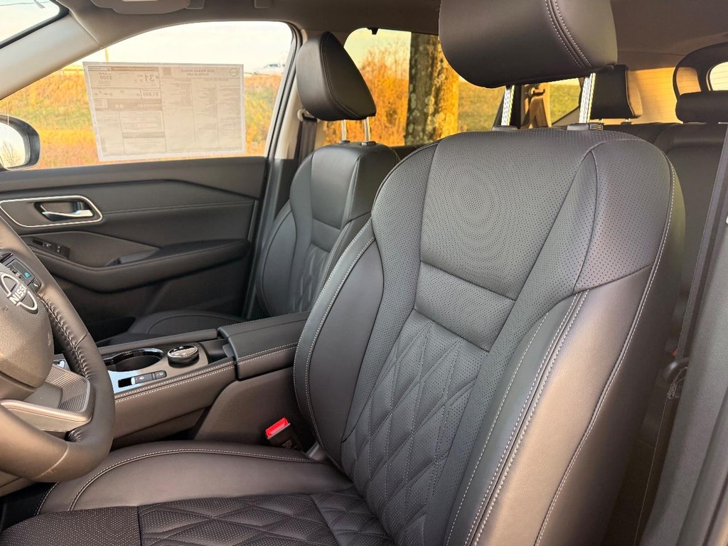 Nissan Rogue Vehicle Full-screen Gallery Image 13