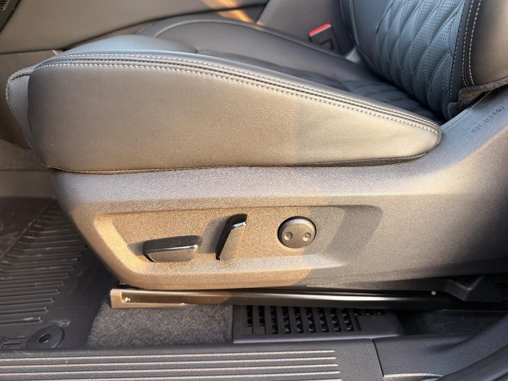 Nissan Rogue Vehicle Full-screen Gallery Image 15