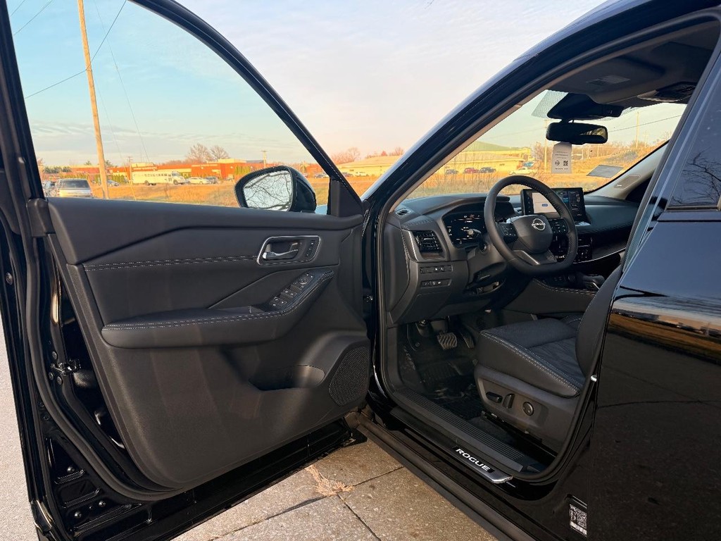 Nissan Rogue Vehicle Full-screen Gallery Image 17