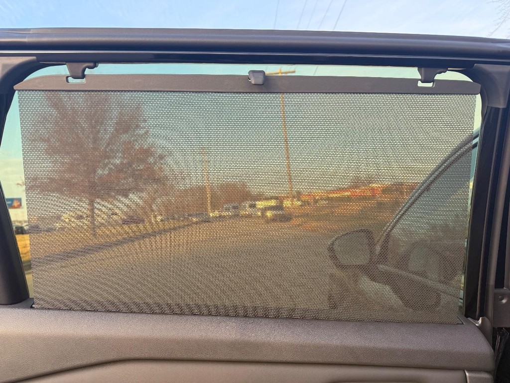 Nissan Rogue Vehicle Full-screen Gallery Image 18