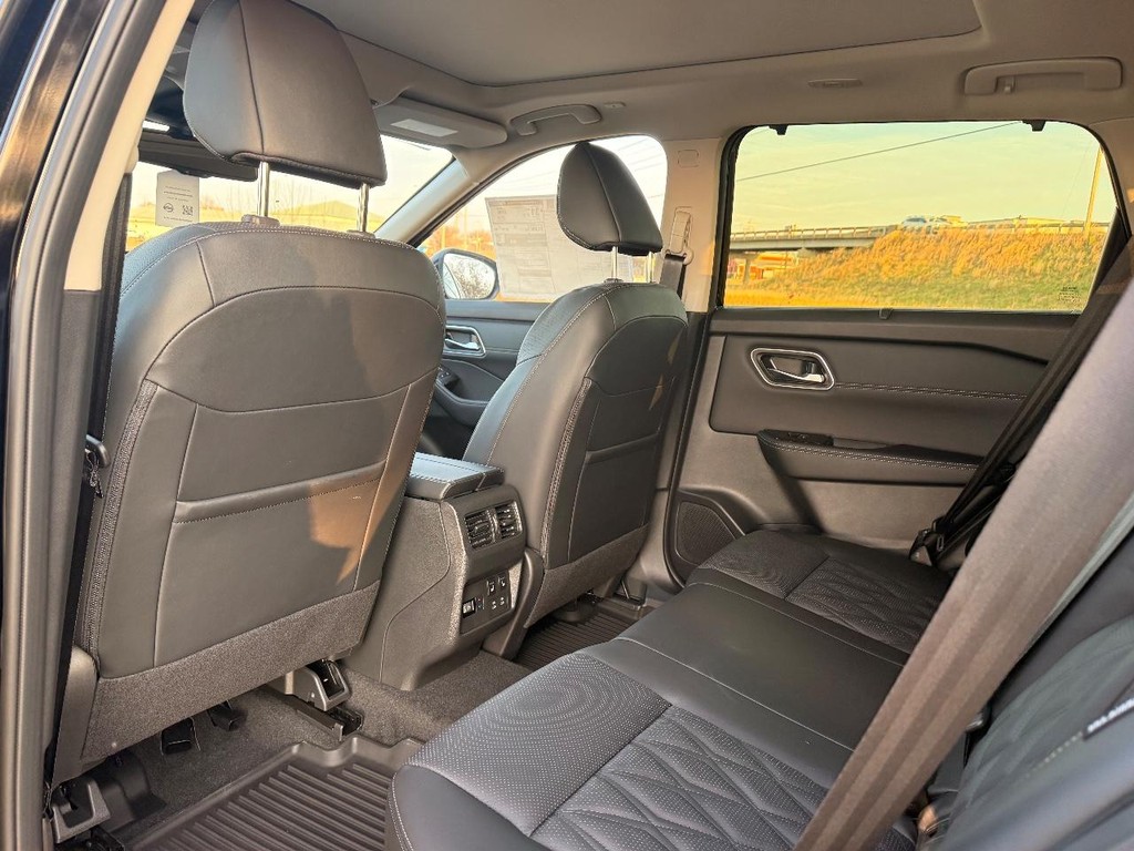 Nissan Rogue Vehicle Full-screen Gallery Image 20