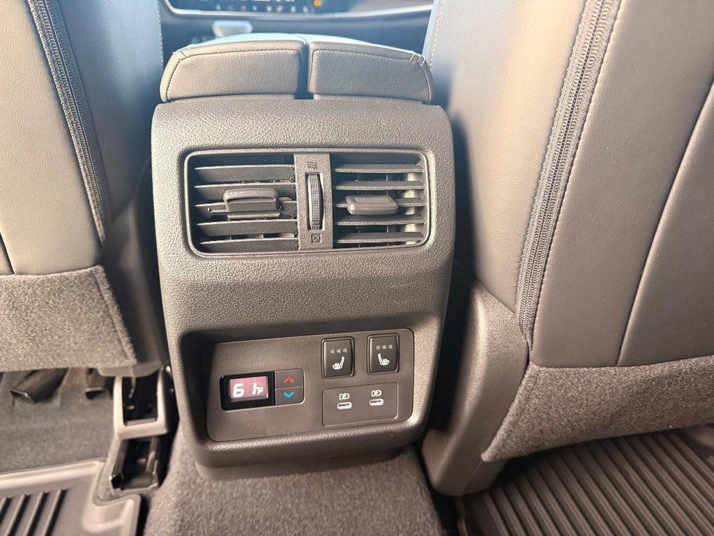 Nissan Rogue Vehicle Full-screen Gallery Image 21