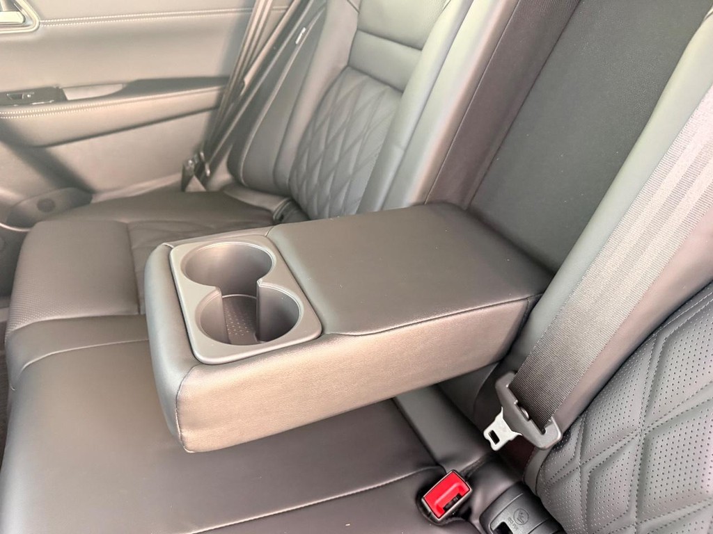 Nissan Rogue Vehicle Full-screen Gallery Image 22