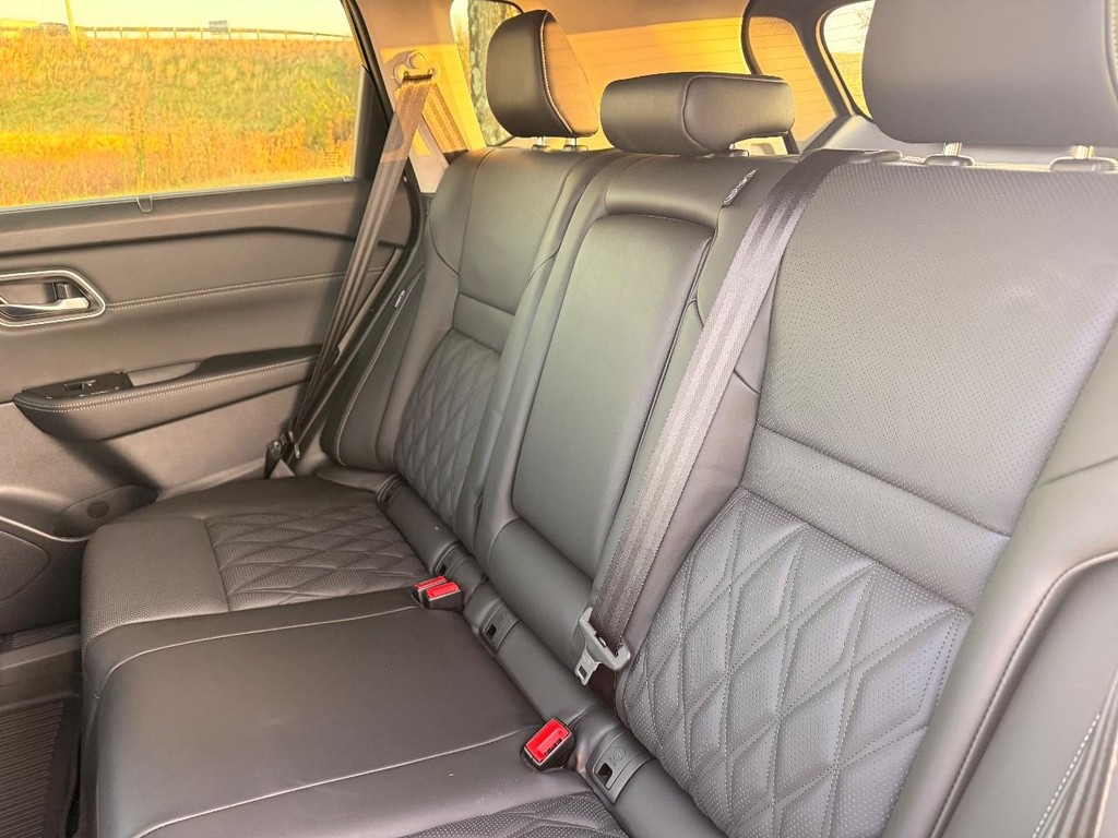 Nissan Rogue Vehicle Full-screen Gallery Image 23