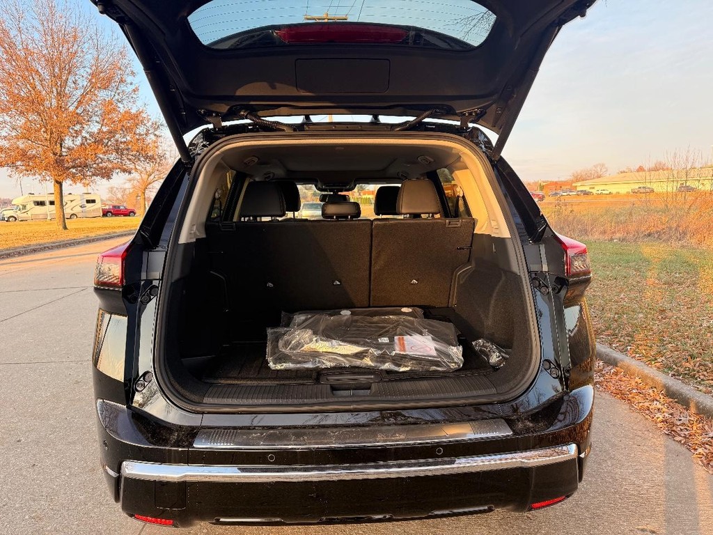 Nissan Rogue Vehicle Full-screen Gallery Image 26