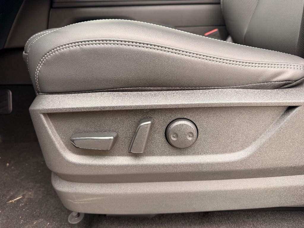 Nissan Armada Vehicle Full-screen Gallery Image 04