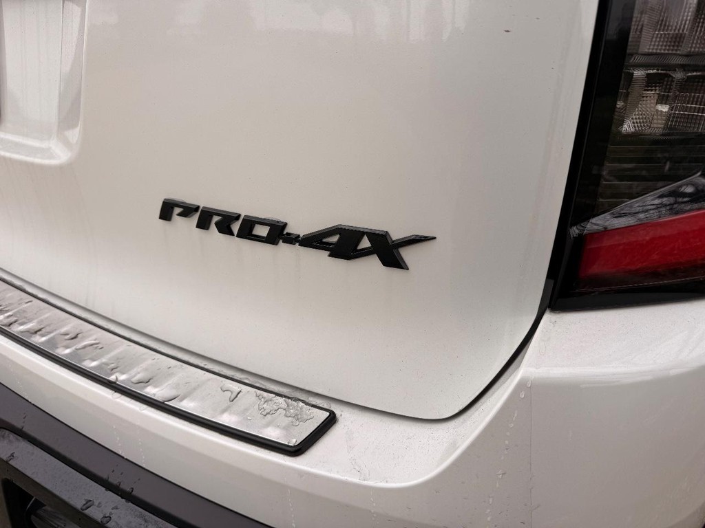 Nissan Armada Vehicle Full-screen Gallery Image 05