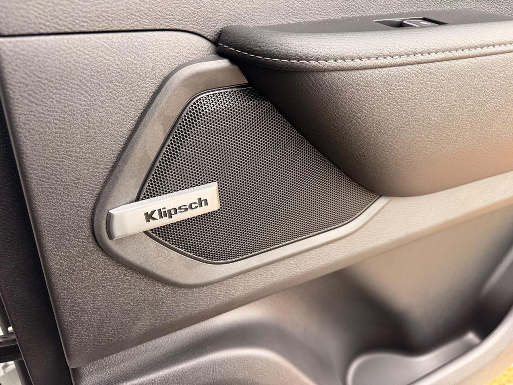 Nissan Armada Vehicle Full-screen Gallery Image 06