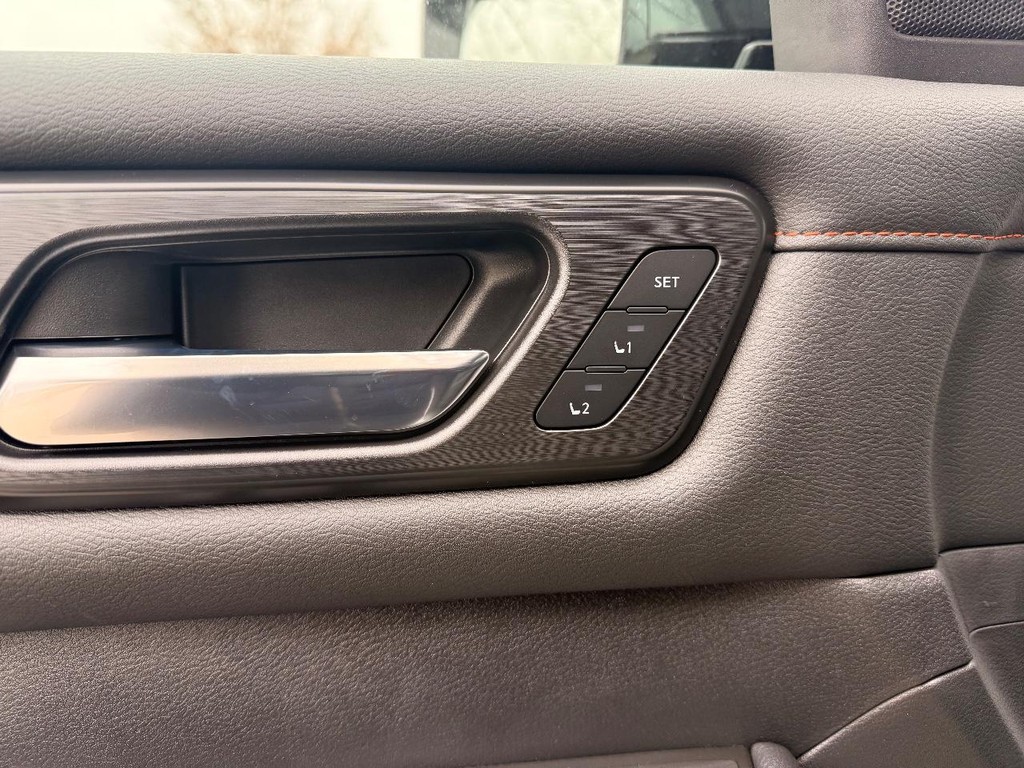 Nissan Armada Vehicle Full-screen Gallery Image 07