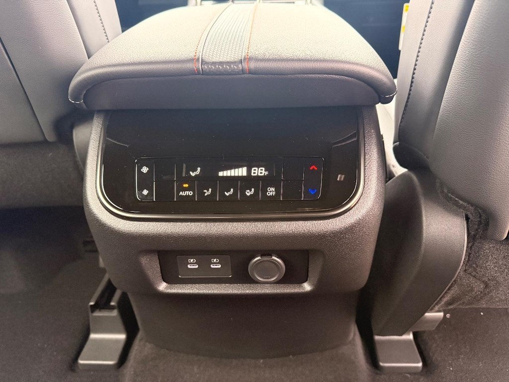 Nissan Armada Vehicle Full-screen Gallery Image 08