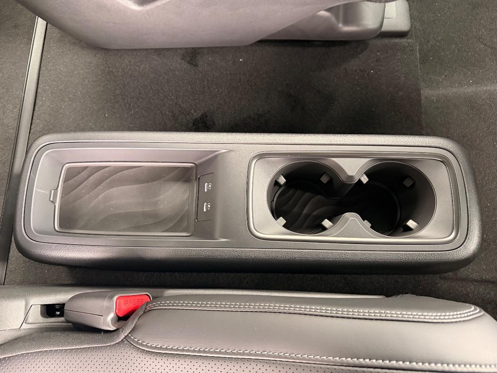 Nissan Armada Vehicle Full-screen Gallery Image 10