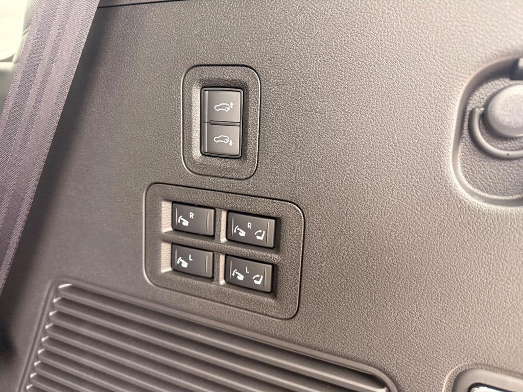 Nissan Armada Vehicle Full-screen Gallery Image 11