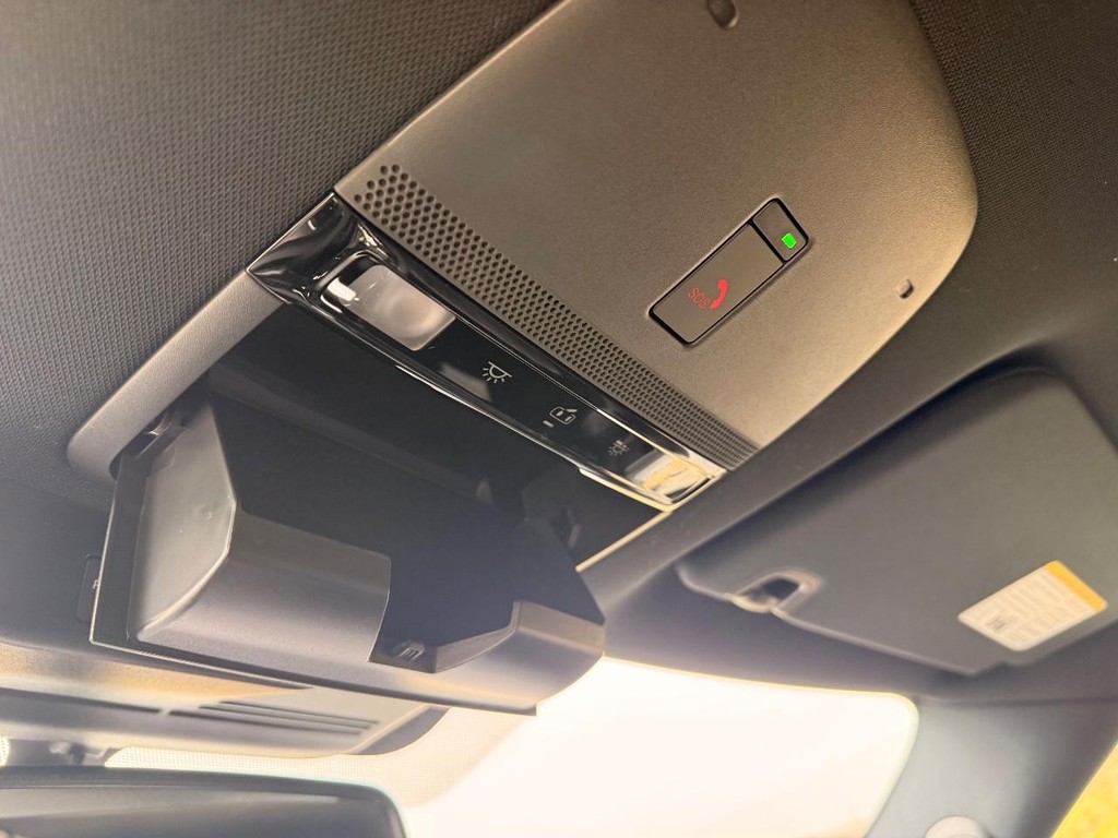 Nissan Armada Vehicle Full-screen Gallery Image 12