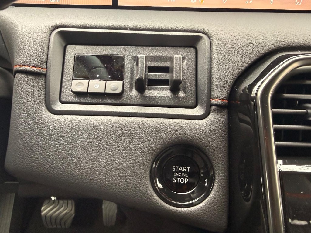 Nissan Armada Vehicle Full-screen Gallery Image 13