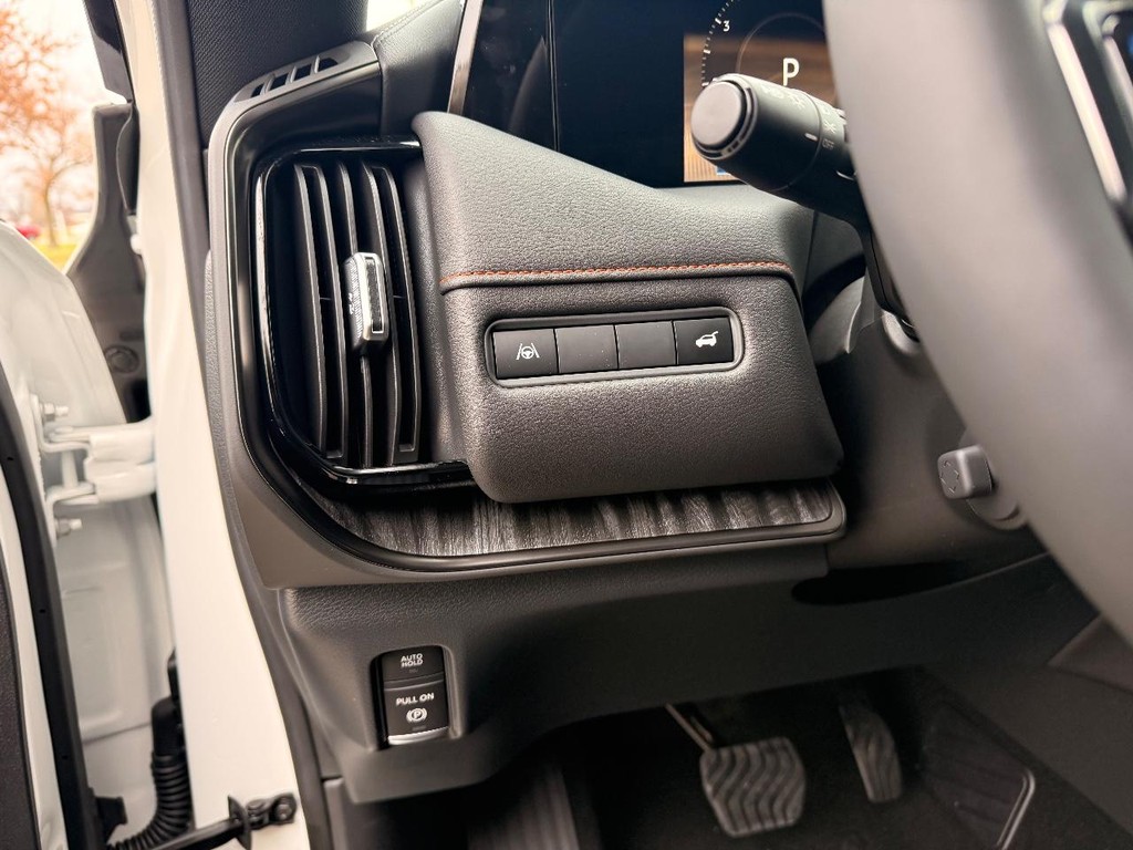 Nissan Armada Vehicle Full-screen Gallery Image 21