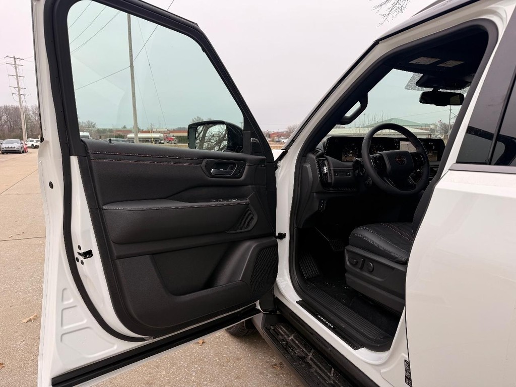 Nissan Armada Vehicle Full-screen Gallery Image 22