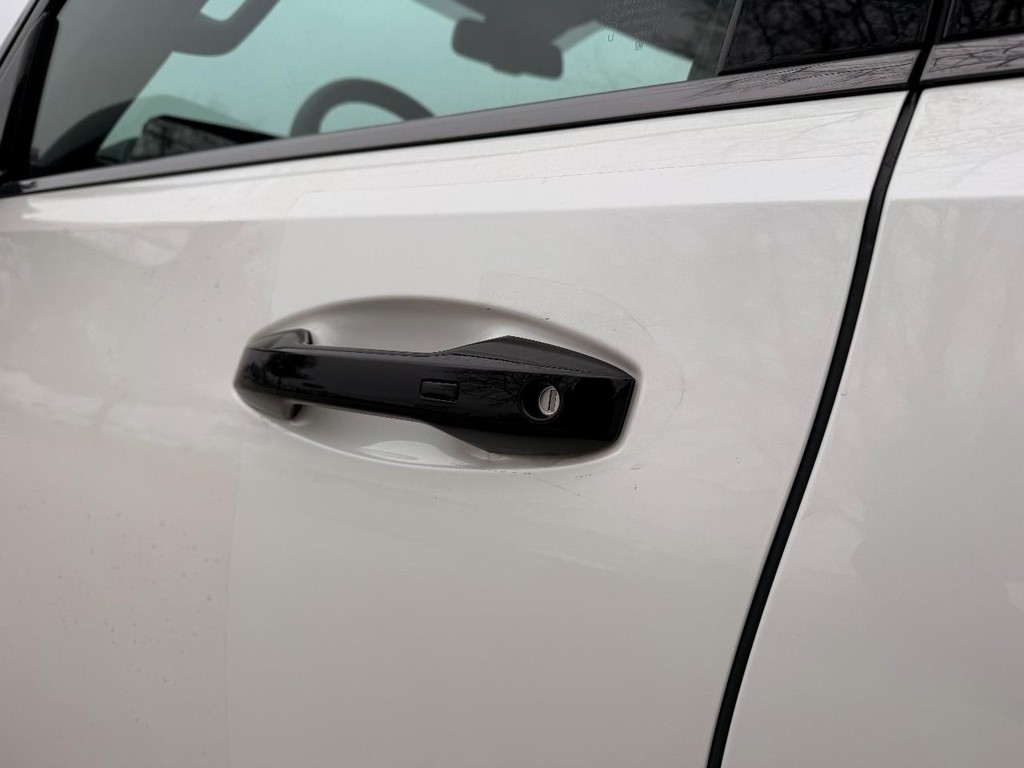 Nissan Armada Vehicle Full-screen Gallery Image 23