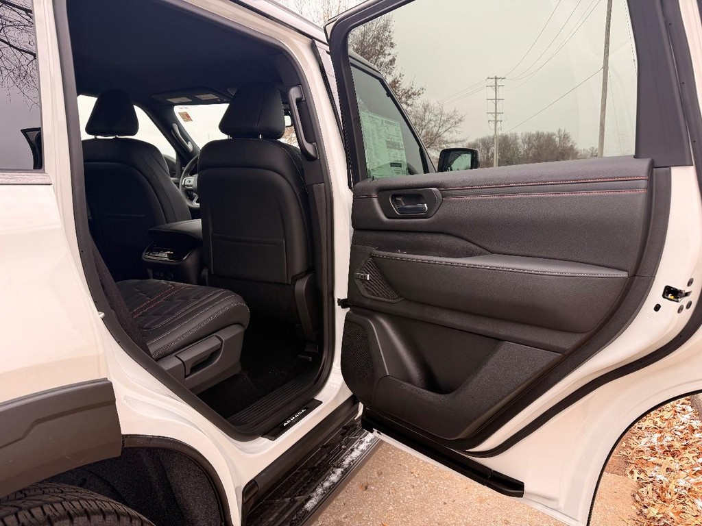 Nissan Armada Vehicle Full-screen Gallery Image 24