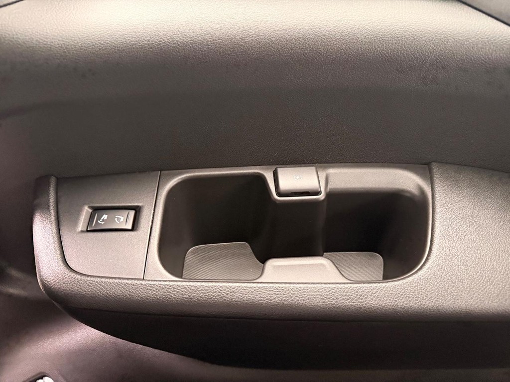 Nissan Armada Vehicle Full-screen Gallery Image 27