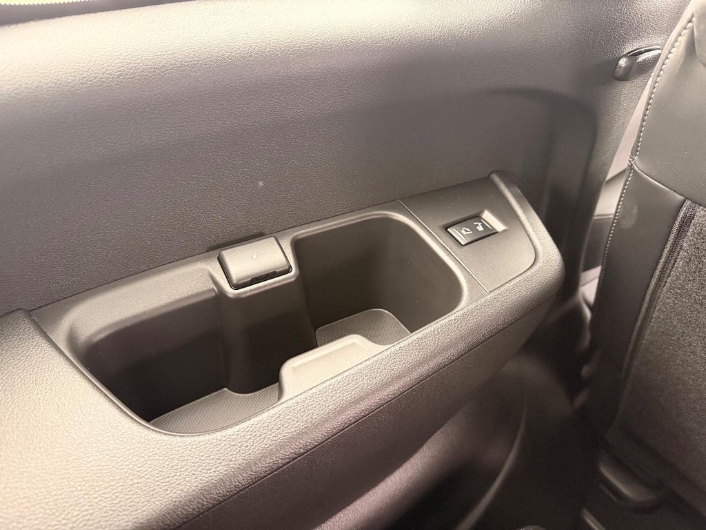 Nissan Armada Vehicle Full-screen Gallery Image 28