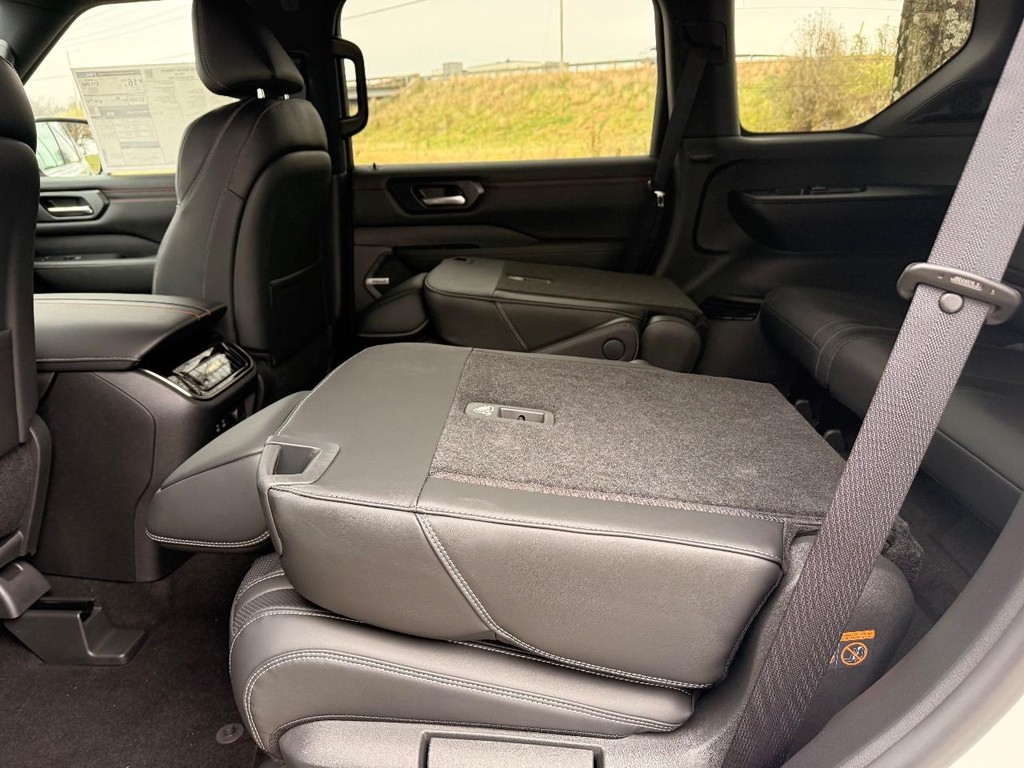 Nissan Armada Vehicle Full-screen Gallery Image 29