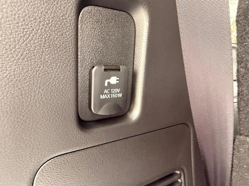 Nissan Armada Vehicle Full-screen Gallery Image 30