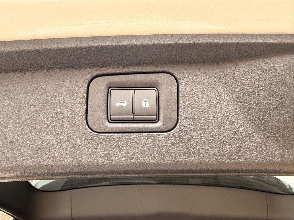 Nissan Armada Vehicle Full-screen Gallery Image 31