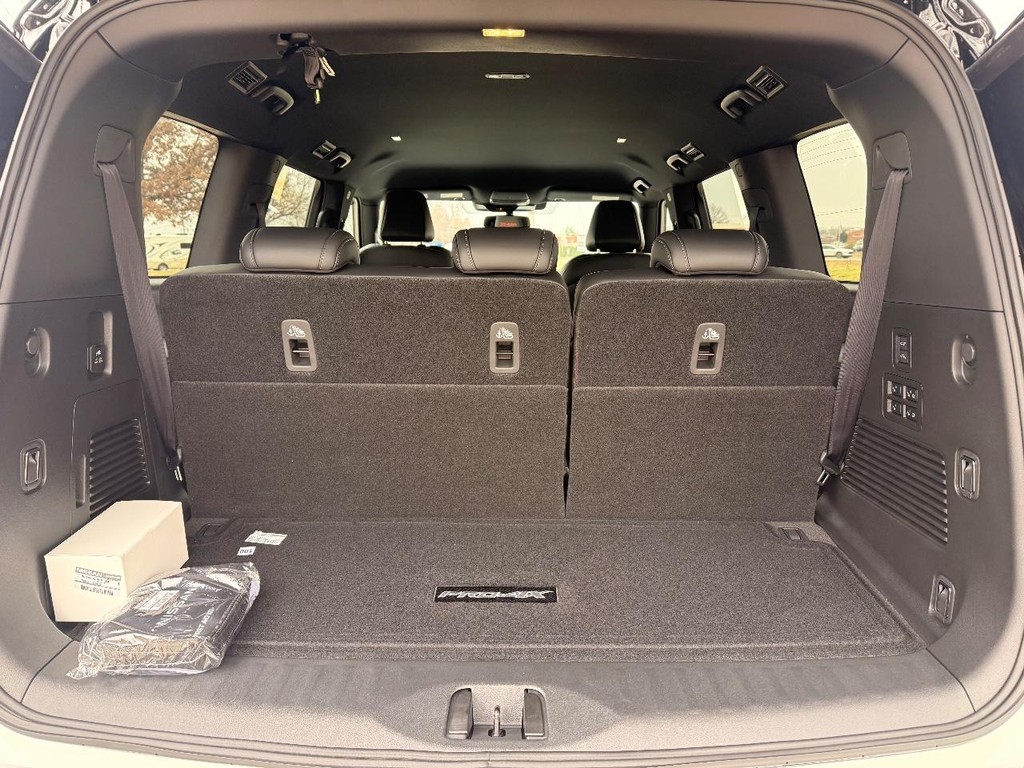 Nissan Armada Vehicle Full-screen Gallery Image 32