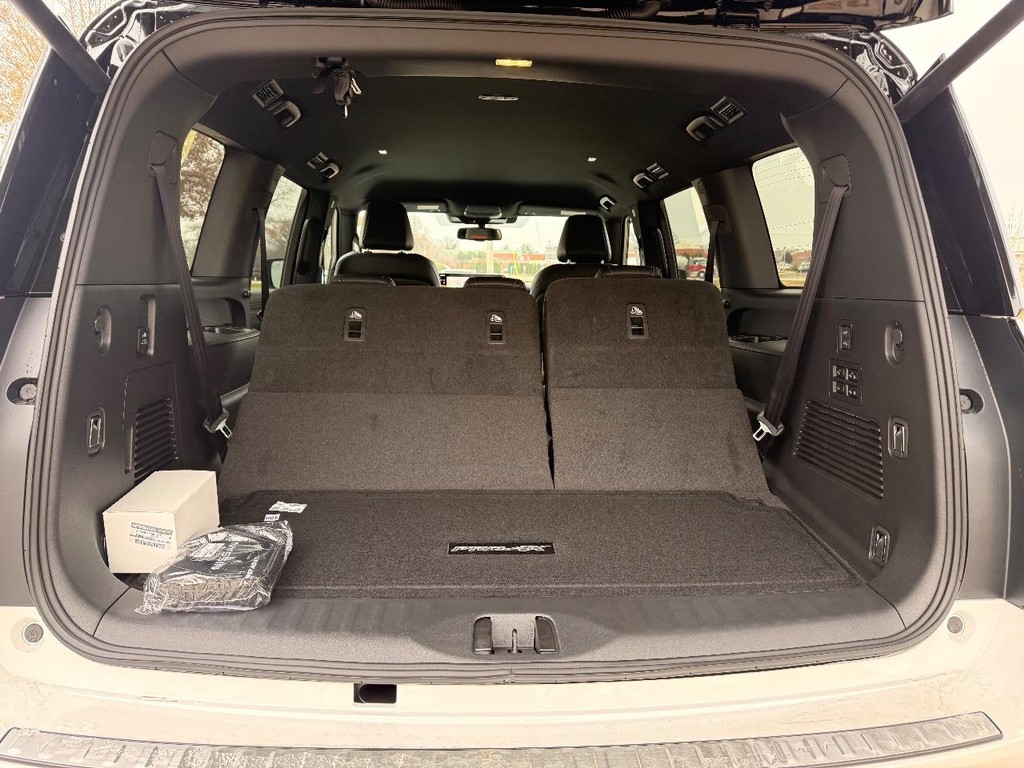 Nissan Armada Vehicle Full-screen Gallery Image 33