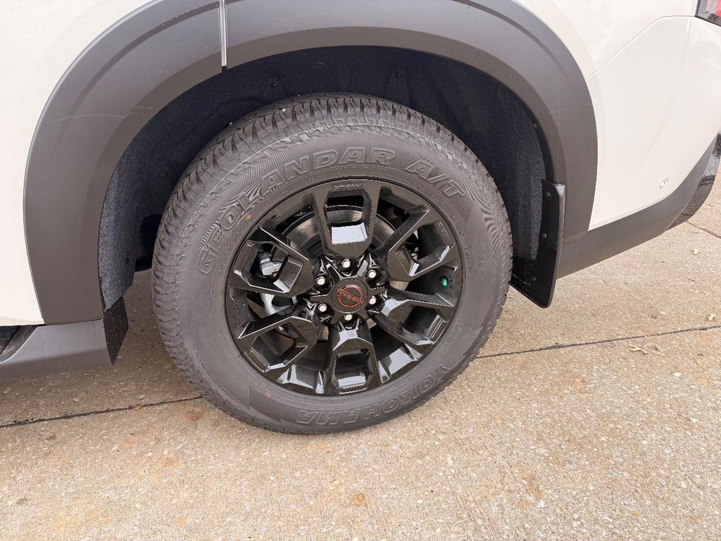 Nissan Armada Vehicle Full-screen Gallery Image 35