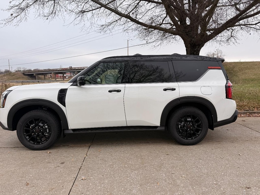 Nissan Armada Vehicle Full-screen Gallery Image 37