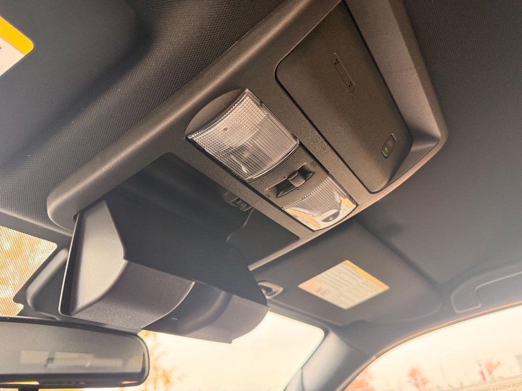 Nissan Frontier Vehicle Full-screen Gallery Image 02