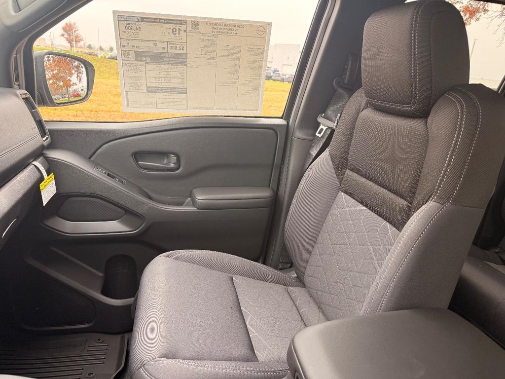 Nissan Frontier Vehicle Full-screen Gallery Image 03