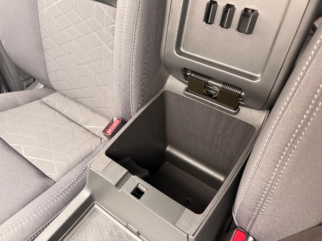 Nissan Frontier Vehicle Full-screen Gallery Image 04