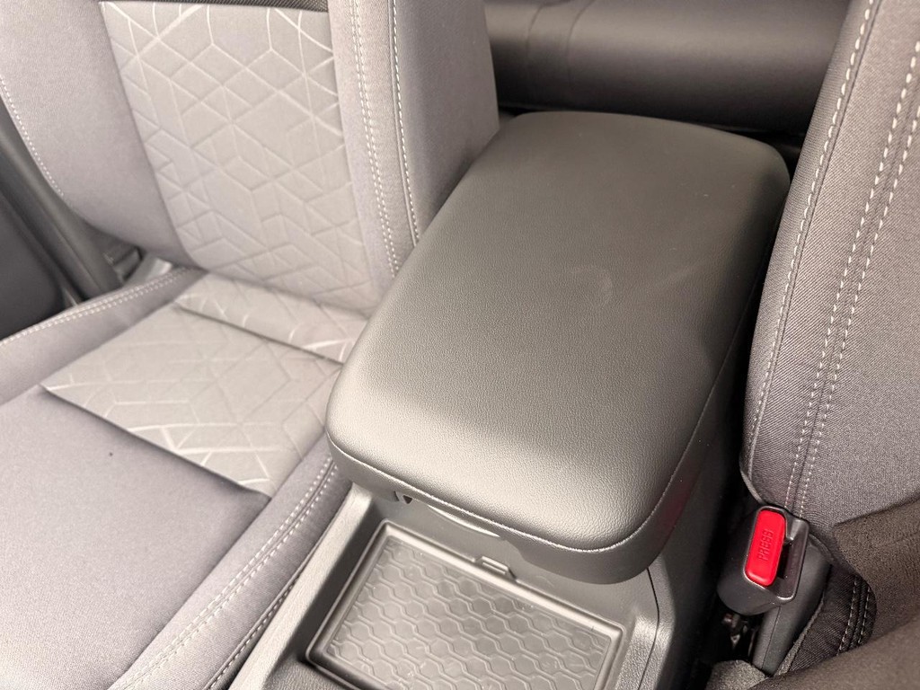 Nissan Frontier Vehicle Full-screen Gallery Image 05