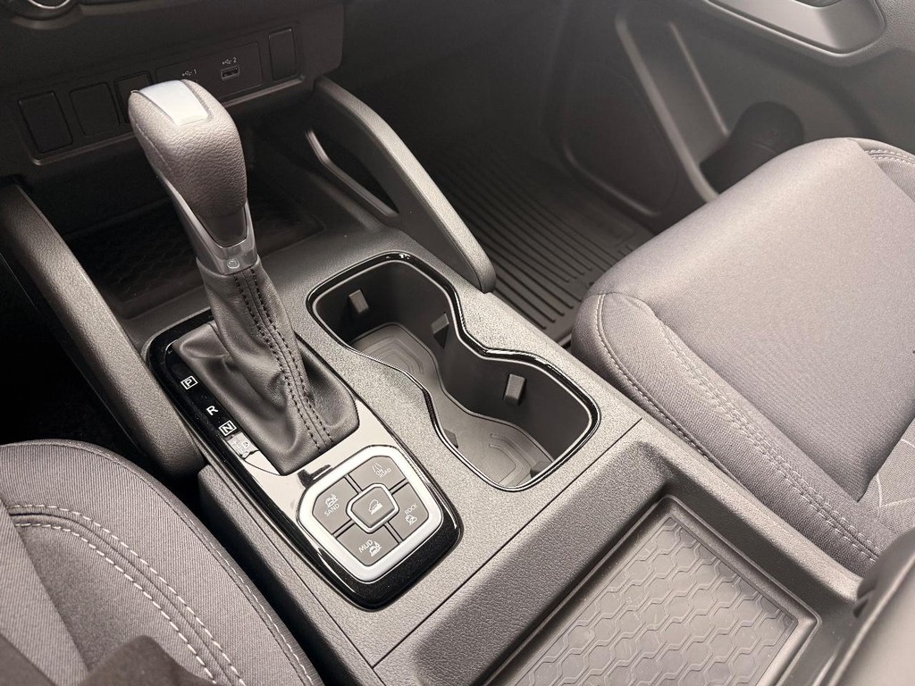 Nissan Frontier Vehicle Full-screen Gallery Image 06